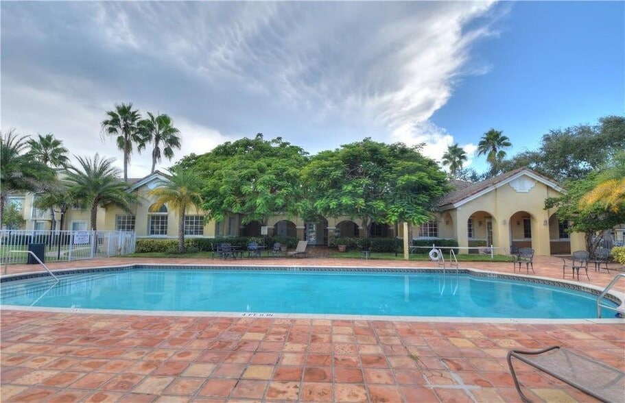 Building Photo - 2640 S University Dr
