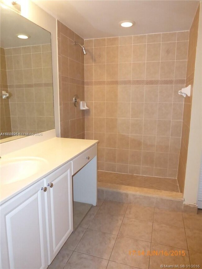 Building Photo - 529 E Sheridan St