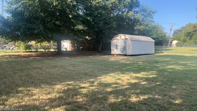 Building Photo - 104 Varsity Cir