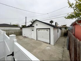Building Photo - 847 E 106th St