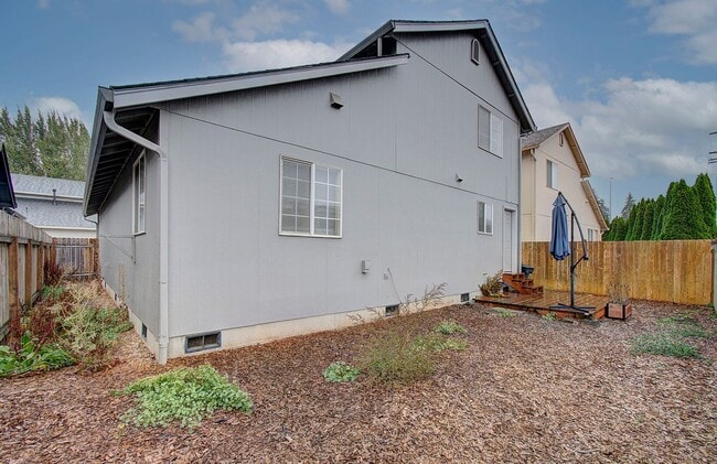 Building Photo - WOODLAND 3 BEDROOM, 3 BATH BEAUTY!