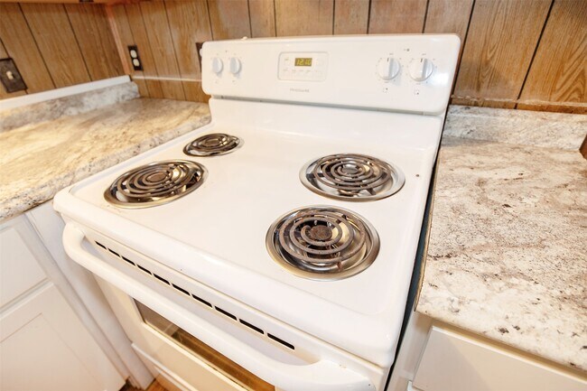 Building Photo - 1805 Oriole Dr