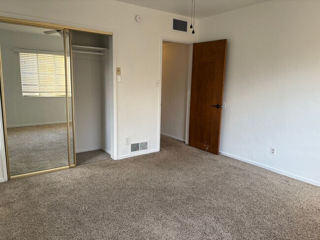 Building Photo - 2 bedroom, 1 bathroom house near Universit...