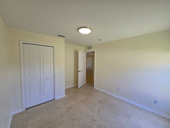 Building Photo - 4 Bedroom 2 Bathroom in Waterford Lakes