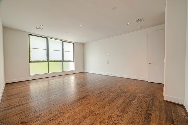 Building Photo - 2114 Potomac Dr