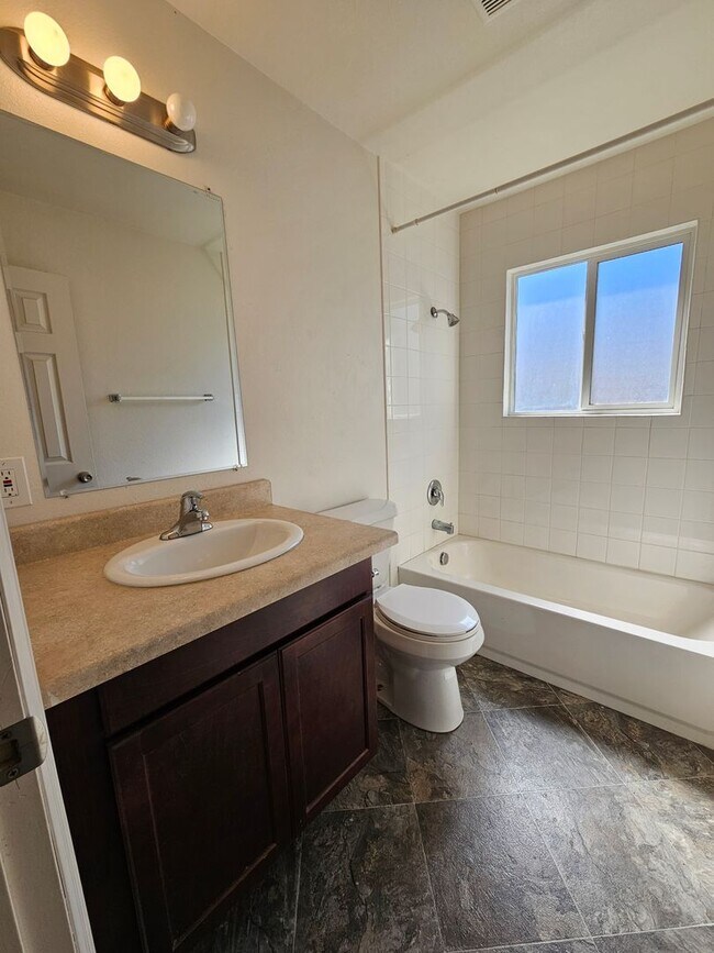 Building Photo - Cute 2 bedroom unit on University Dr.