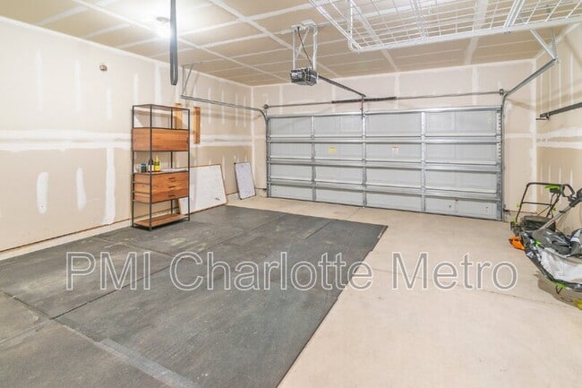 Building Photo - 8019 Rowling Dr