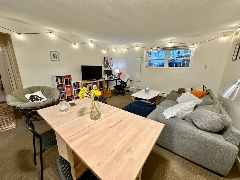 Building Photo - 804 Centre St