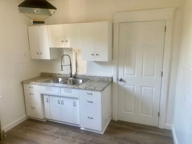 Building Photo - 138 N 9th St