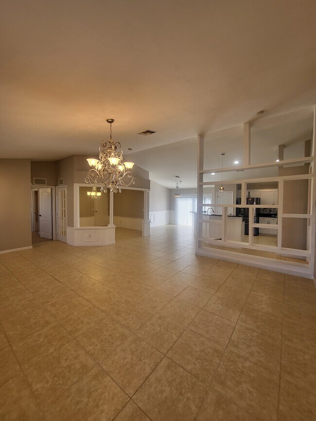 Building Photo - 1008 NW 12th Terrace