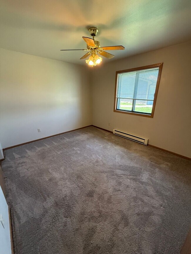 Building Photo - Private Entry 2 Bedroom Apartment Available!