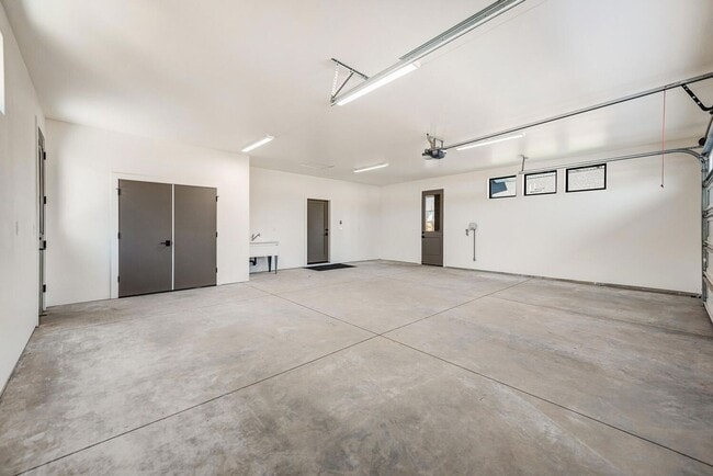 Building Photo - Newer Construction in Discovery West