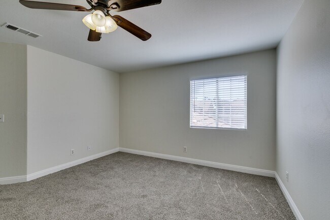 Building Photo - Charming 3 bedroom, 2.5 bathroom home near Summerlin