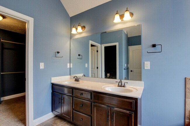Building Photo - 716 Cavalier Dr