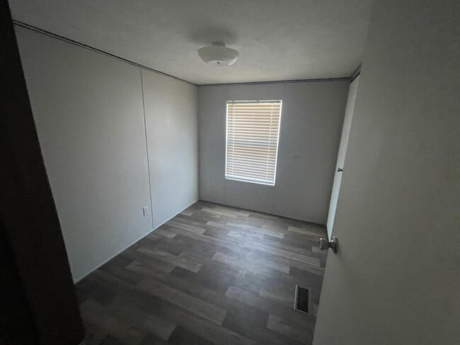 Building Photo - 555 Crandlemire Rd