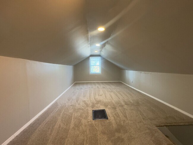Building Photo - Recently Renovated 3-Bedroom Home in South...