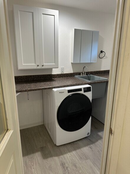 Building Photo - 1160 Park Ave