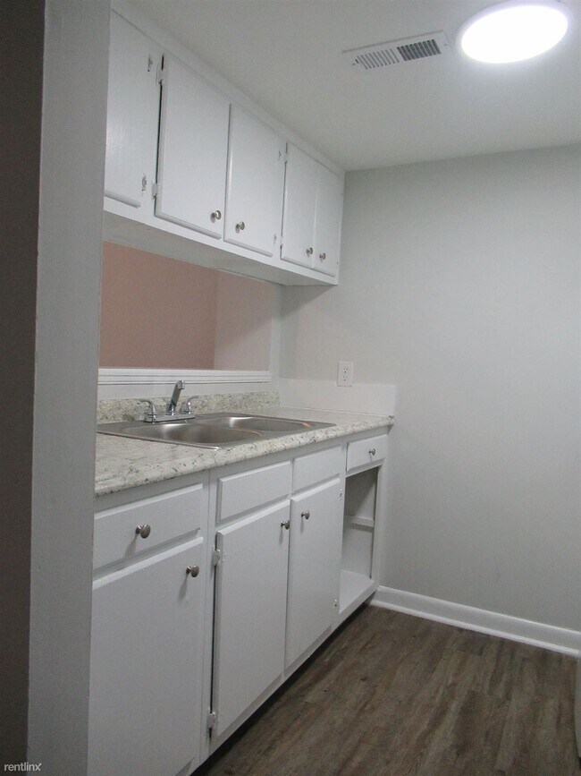 Building Photo - 2 br, 1.5 bath Townhome - 611 E 11th St Pi...