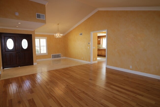 Building Photo - Beautiful West Hills Pool Home For Lease!