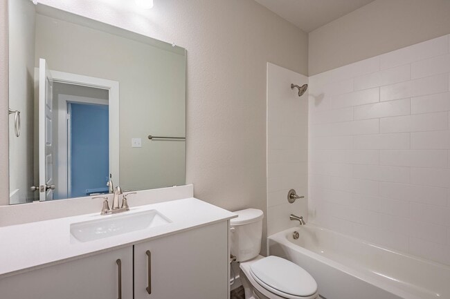 Building Photo - AVAILABLE NOW! GORGEOUS 4 BEDROOM DUPLEX L...