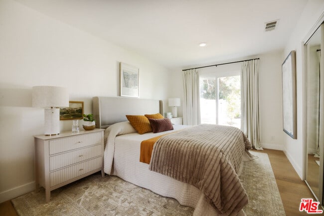 Building Photo - 15701 Ludlow St