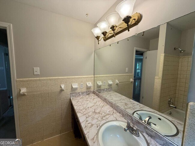 Building Photo - 3155 Oak Dr