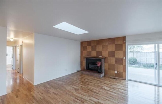 Building Photo - Charming One-Level Home with Private Yard ...