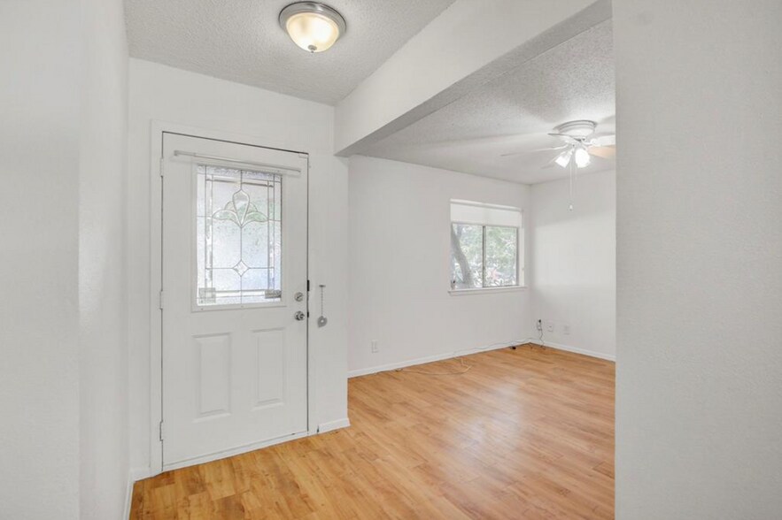 Building Photo - 705 Huntingdon Pl