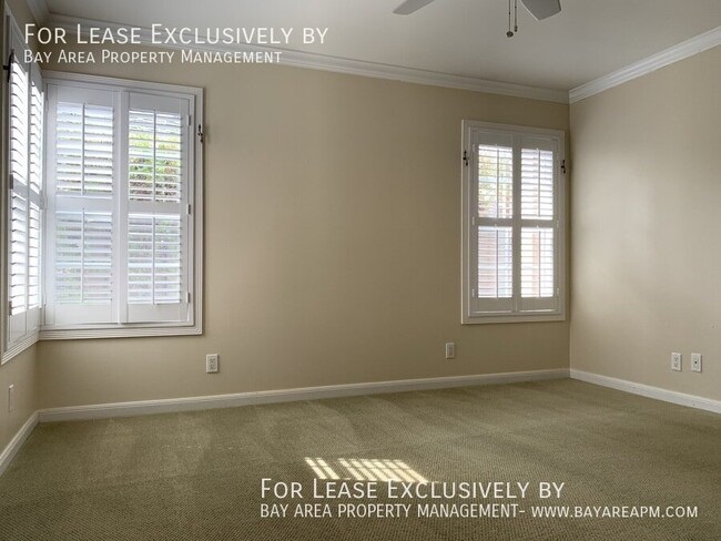 Building Photo - 2022 Hampton Ave