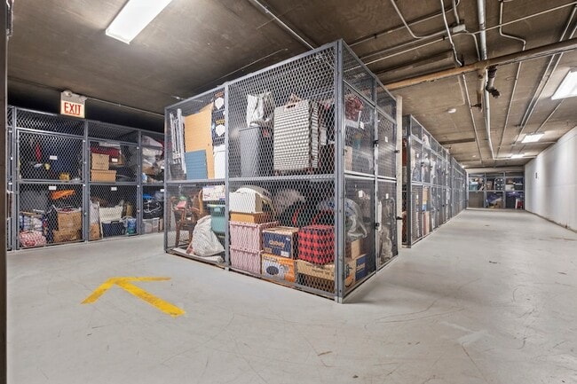 Building Photo - 4343 N Clarendon Ave