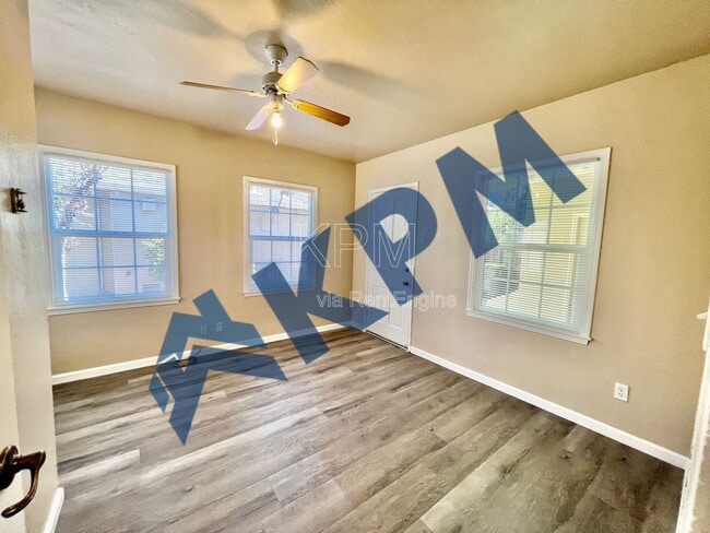 Building Photo - 401 W Mariposa Ave