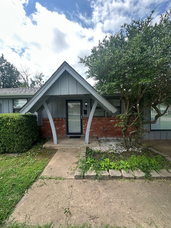 Building Photo - 4844 Woodview Dr