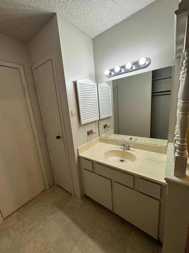 Building Photo - Spacious 2-Bedroom, 1.5-Bath Condo in Bear...