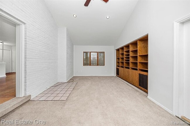 Building Photo - 2360 Pine View Dr