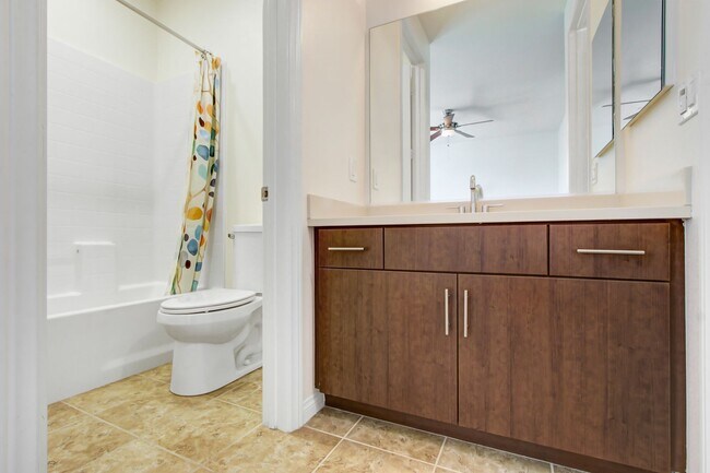 Building Photo - Tri-Level Azusa Townhome
