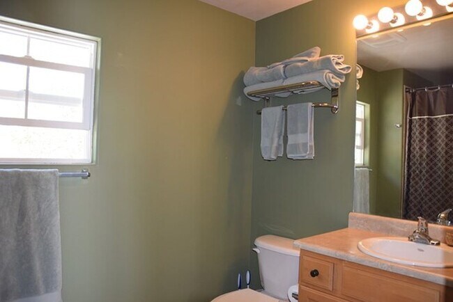 Building Photo - 3 bedroom 2 bath near golf course