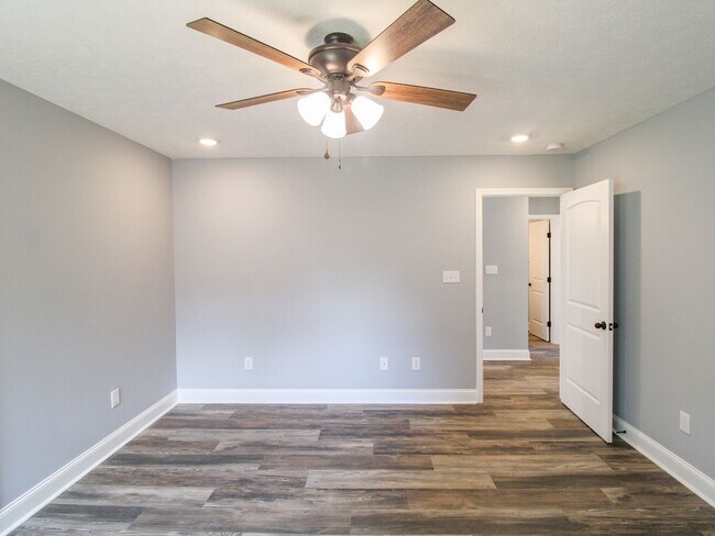 Building Photo - Great Location close to Athens! MOVE IN Ready!