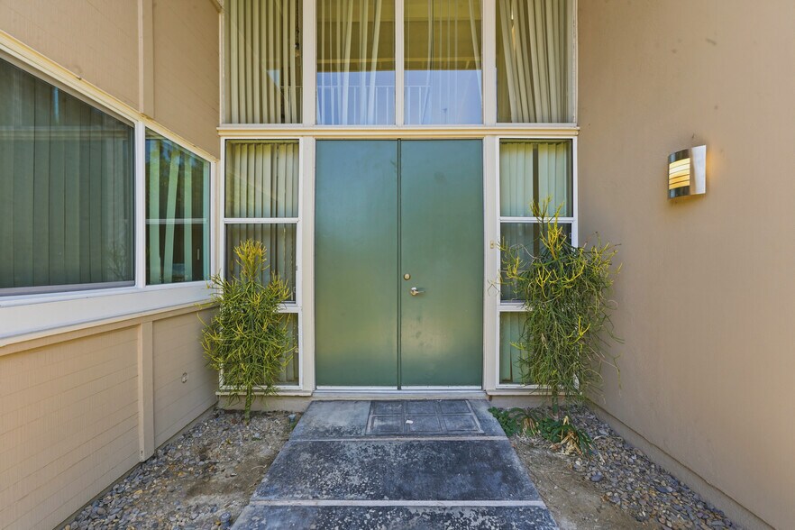 Building Photo - 4120 Del Mar Ave