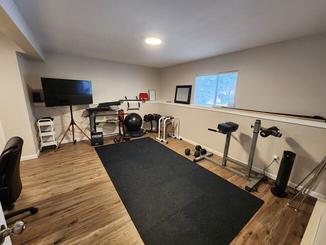 Building Photo - Immaculate 3 bedroom 2 bath split level ho...
