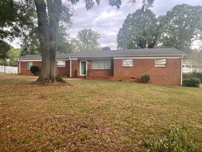 Building Photo - This Beautiful 4 bed 2.5 bath brick ranch ...