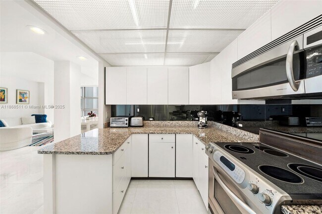 Building Photo - 5055 Collins Ave