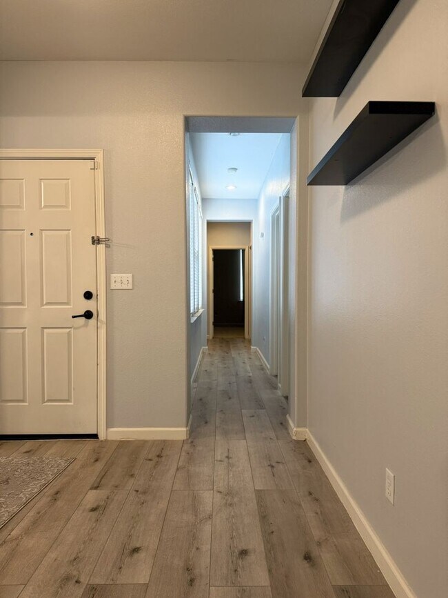 Building Photo - Polished and Chic 4/2 Available NOW!!