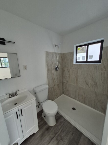 Building Photo - 1027 SW 3rd St