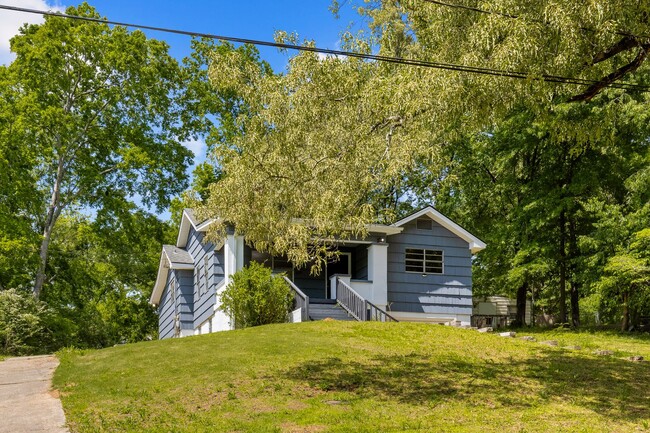 Building Photo - Beautifully Renovated 4 Bedroom 2 Bath Hom...