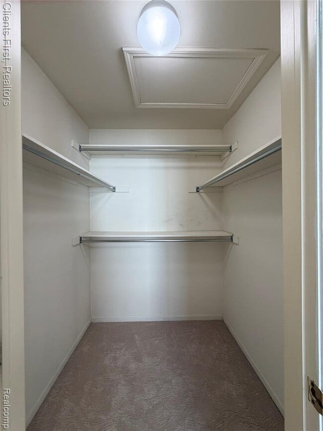Building Photo - 7043 Foxridge Dr