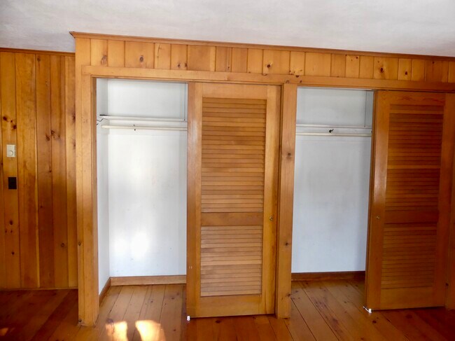 Building Photo - 82 River Rd