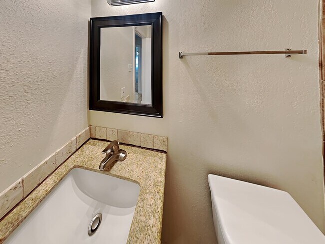 Building Photo - 19607 Lake Hollow Ln