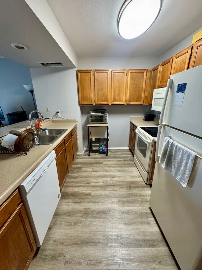 Building Photo - Cozy Townhome on North side with 1 car garage