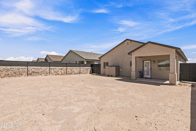 Building Photo - 13689 Flora Vista Ave