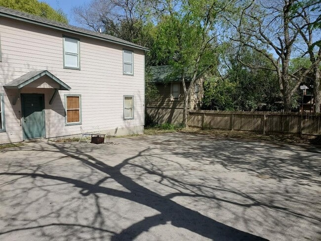 Building Photo - 519 W Hutchison St